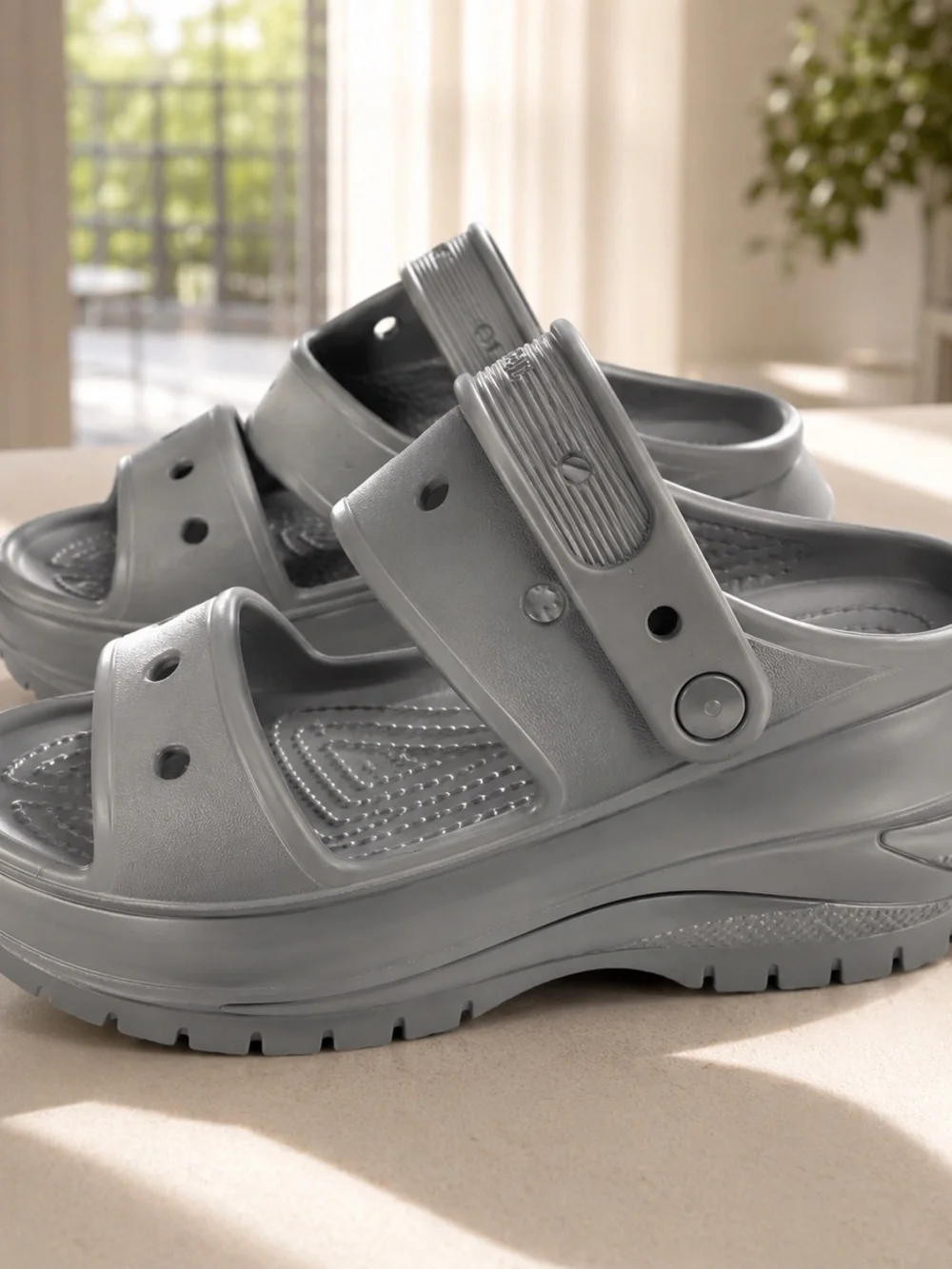 NWOT Crocs Classic Crush Sandal Platform Taupe Mushroom Size Women’s 6 / Men’s 4